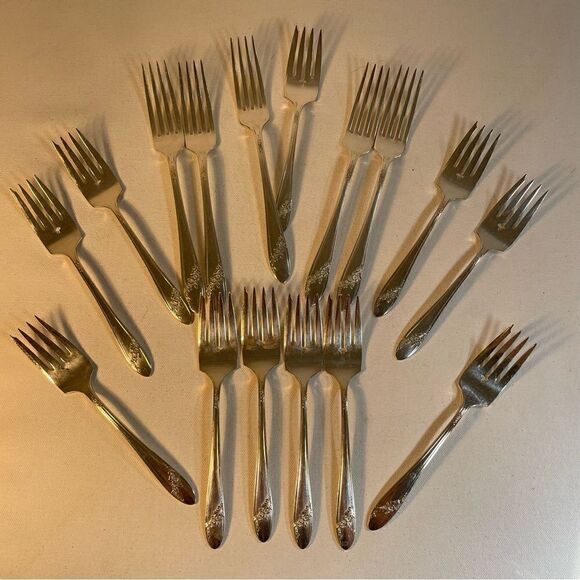 12 spoons Oneida Tudor Plate QUEEN BESS II Vintage 1946 Silver Plate - Picture 14 of 15